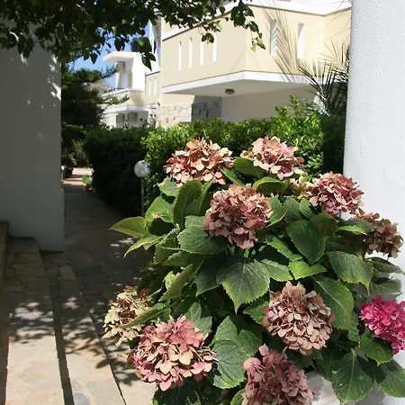 Nikos Aparthotel